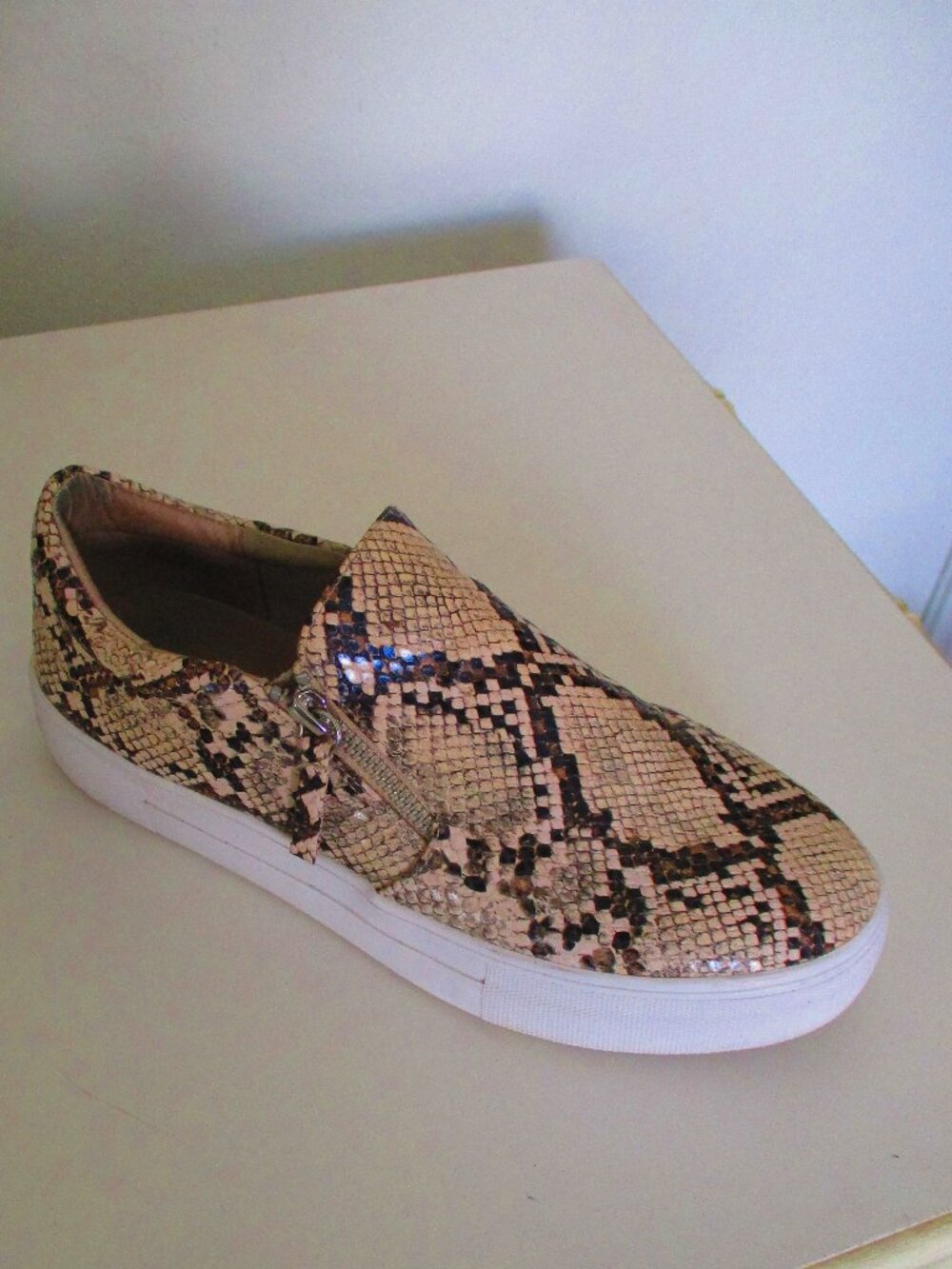 Steve Madden "Glaammar" Womens Snakeskin Zippered Flat Loafer - Size 8.5M